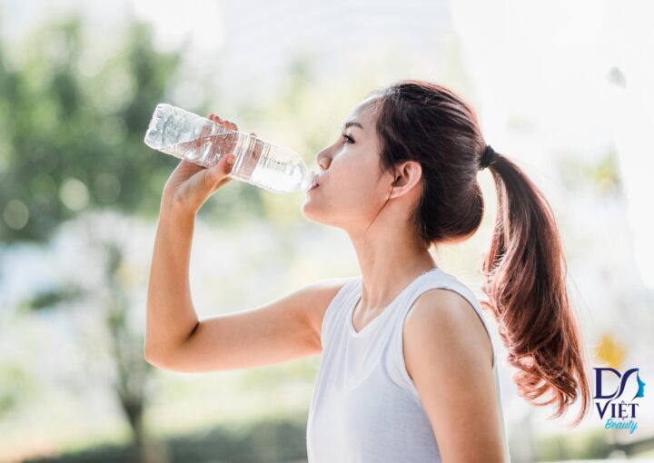 Uống nước đầy đủ giúp cấp ẩm cho làn da - Phục hồi làn da sau kỳ nghỉ dài