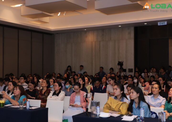 Đông đảo người đến tham dự trong phiên chuyên đề “Các phương thức chăm sóc và trẻ hóa da” tại Hội nghị Khoa học thường niên 2024, do Bệnh viện Nhân dân Gia Định tổ chức.