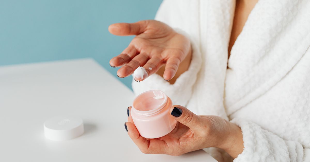 quy trình chăm sóc cho da có mụn ở má 