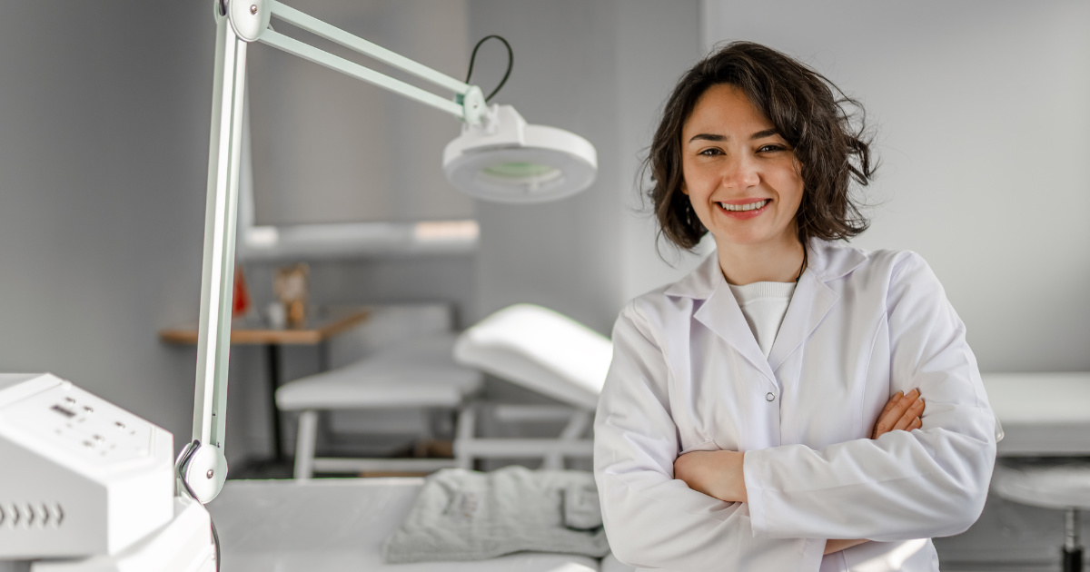 Đi khám ngay nếu nổi chấm đỏ kèm sốt cao, chảy máu, khó thở, sưng phù hoặc lan rộng nhanh chóng.